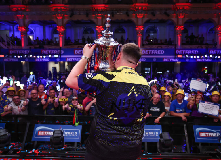 Luke Littler juhlii World Matchplay 2026 -mestaruutta Blackpoolissa
