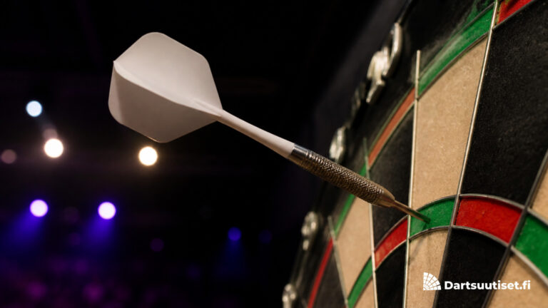 Tikka kiinni dartstaulun triplakehässä World Series -areenan valaistuksessa