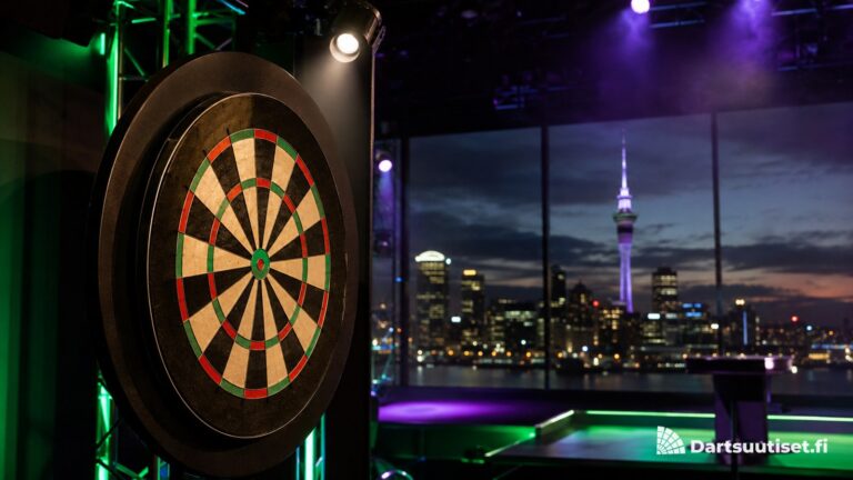 Dartstaulu turnauslavalla, taustalla Aucklandin siluetti ja Sky Tower iltavalaistuksessa