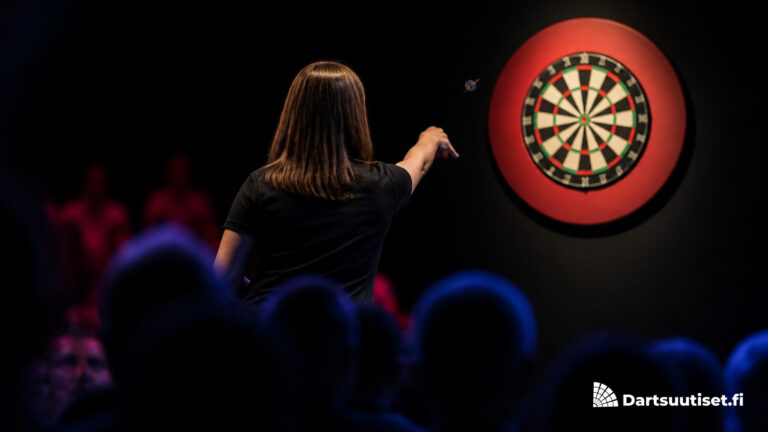 Anonyymi tikanheittäjä European Tourin lavalla Budapestissa 2026