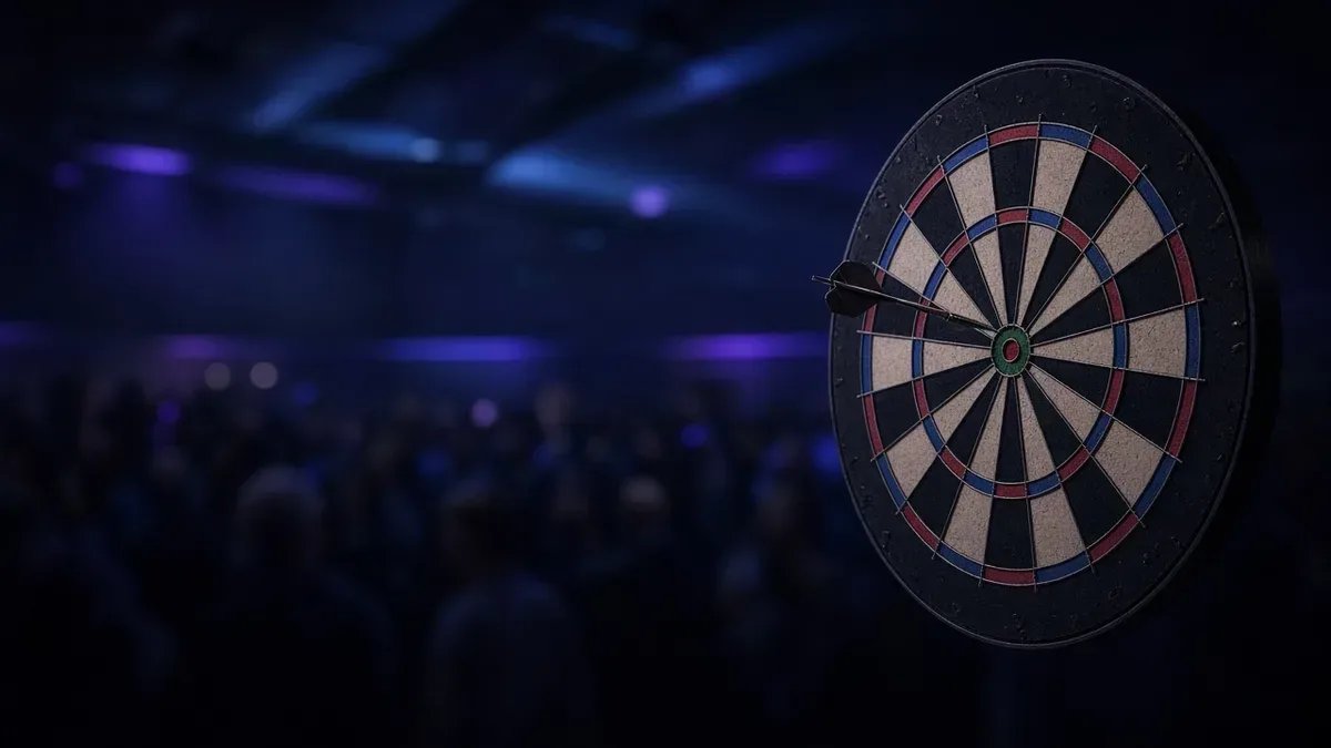 Darts-taulu viileässä lavavalaistuksessa World Series of Darts Finals 2026 -lauantai-illan kuvituksena, anonyymi areena ilman tunnuksia.