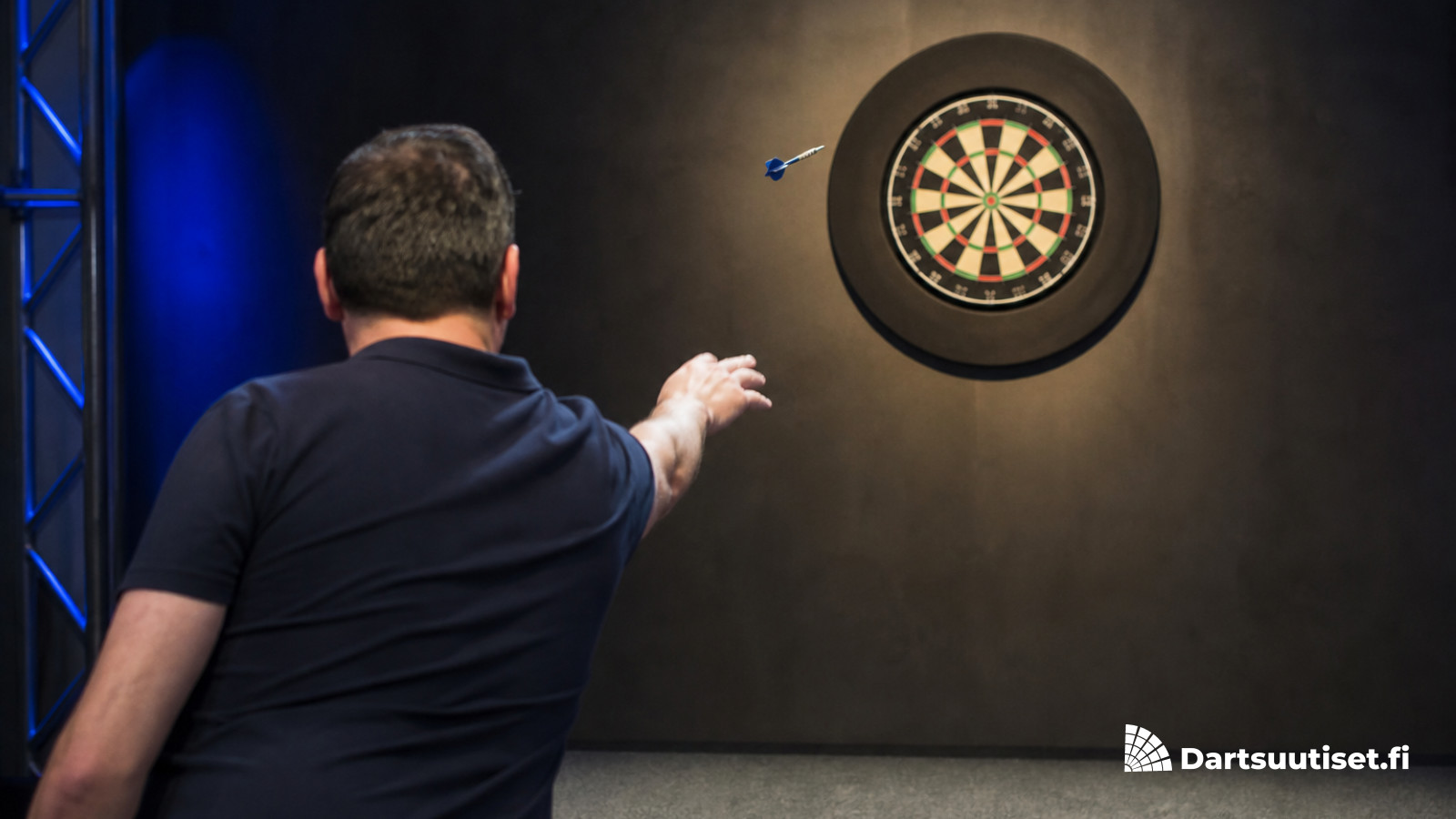 Anonyymi tikanheittäjä Hungarian Darts Trophyn lavalla Budapestissa 2026