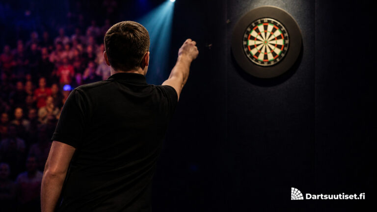 Anonyymi tikanheittäjä Hungarian Darts Trophyn lavalla Budapestissa 2026