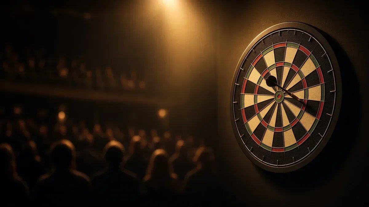 Darts-taulu kultaisessa lavavalaistuksessa World Series of Darts Finals 2026 -finaalin kuvituksena, anonyymi areena ilman tunnuksia.