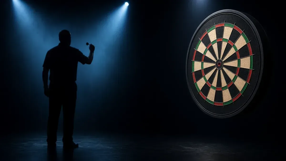 Darts-taulu viileässä lavavalaistuksessa PDC Order of Merit -päivityksen kuvituksena, anonyymi heittäjä ilman tunnistettavia piirteitä.