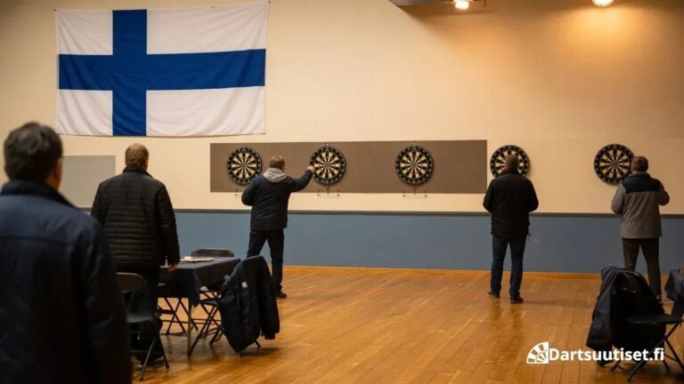 Suomalainen darts-sali: taulut, lämmin valo ja Suomen lippu seinällä, ei tunnistettavia kasvoja.