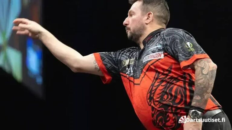 Jonny Clayton heittää Premier League Dartsissa Berliinissä 2026.