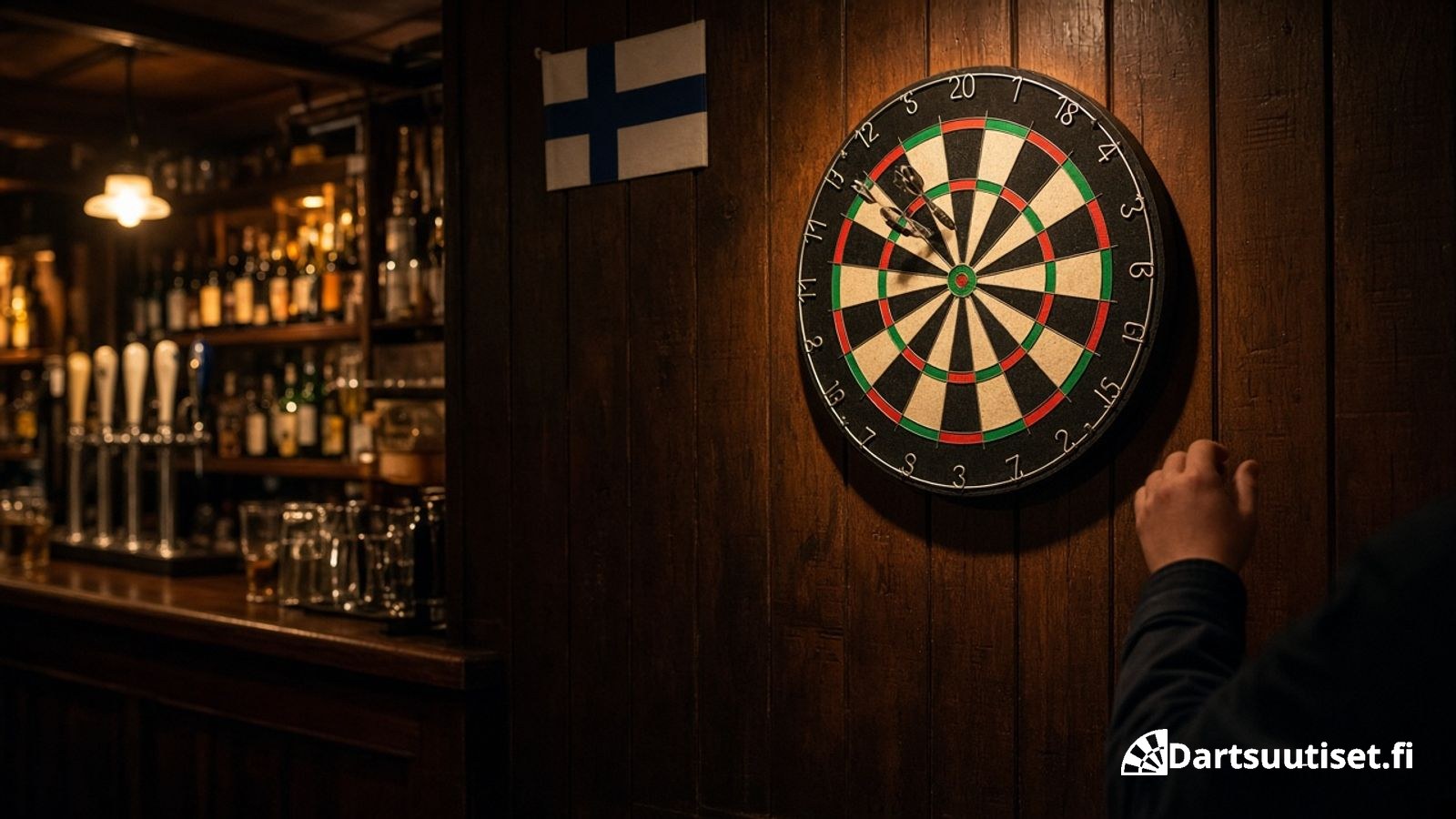 Suomalainen darts-ilta pubissa: taulu, tikkia ja Suomen lippu, ei tunnistettavia kasvoja.