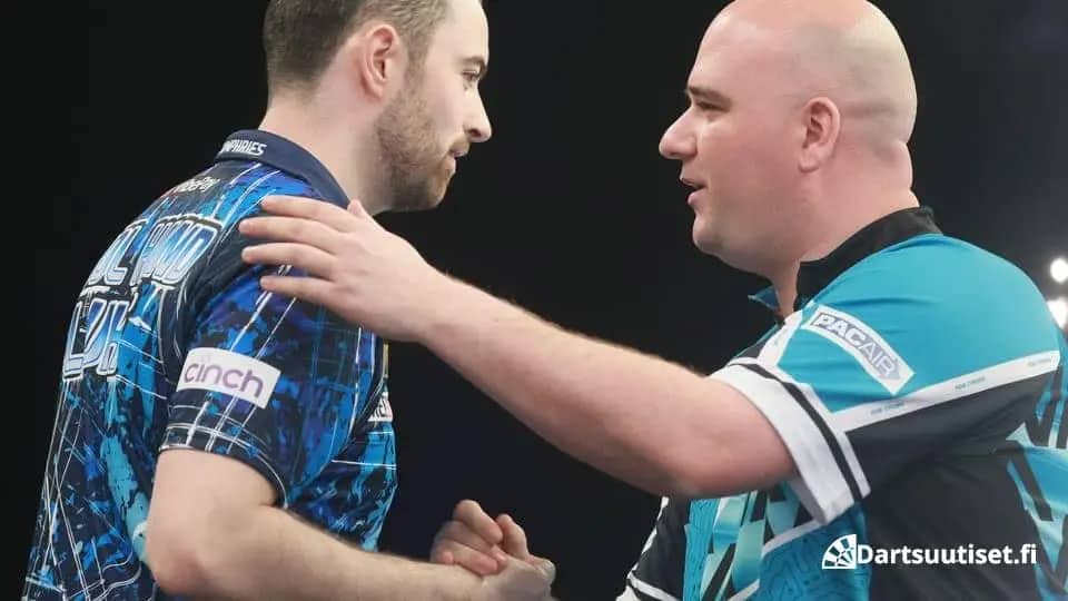 Luke Humphries ja Rob Cross Premier League Dartsissa Berliinissä 3.4.2025.