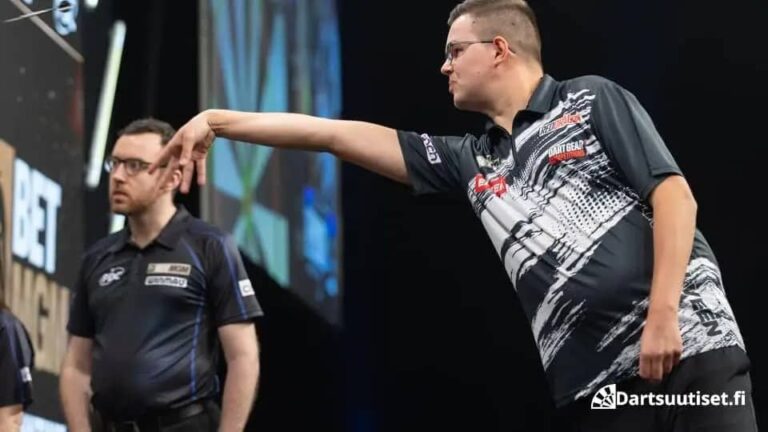 Gian van Veen heittää Premier League Dartsissa Berliinissä 26.3.2026.