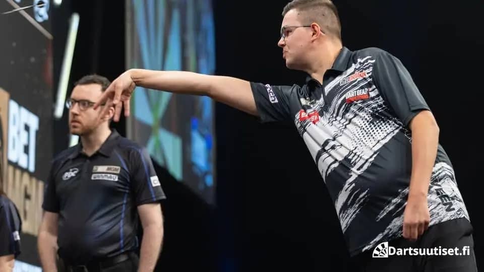 Gian van Veen heittää Premier League Dartsissa Berliinissä 26.3.2026.