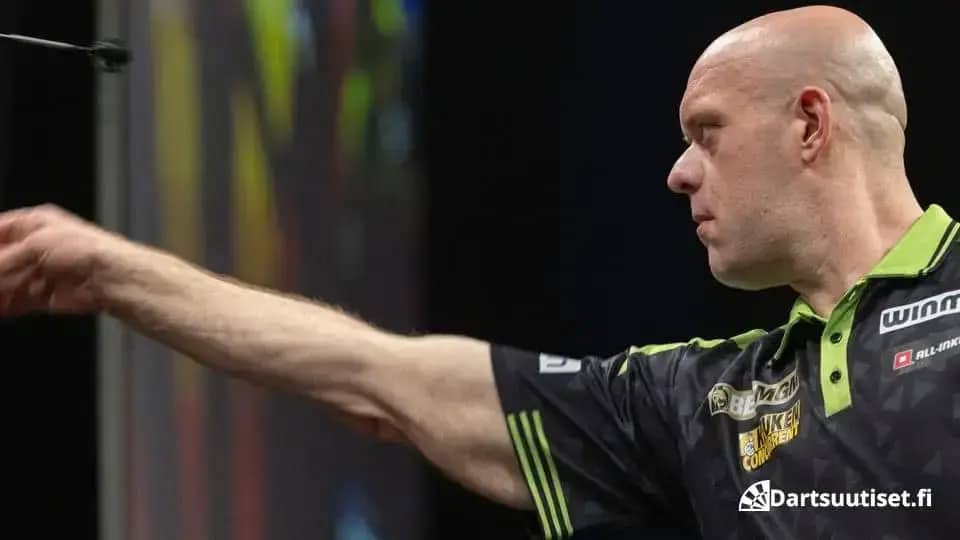 Michael van Gerwen heittää Premier League Dartsissa Berliinissä 2026.