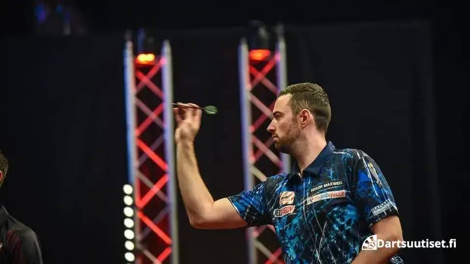 Luke Humphries heittää Swiss Darts Trophyssa.