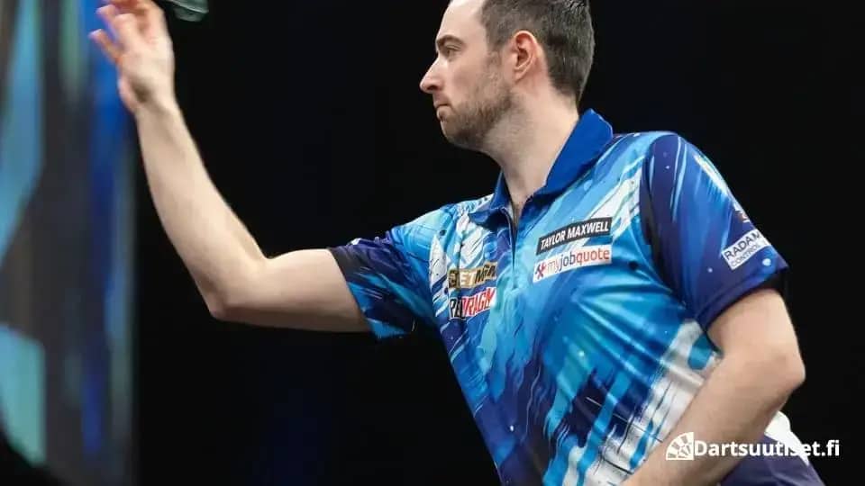 Luke Humphries heittää Premier League Dartsissa Berliinissä 2026.