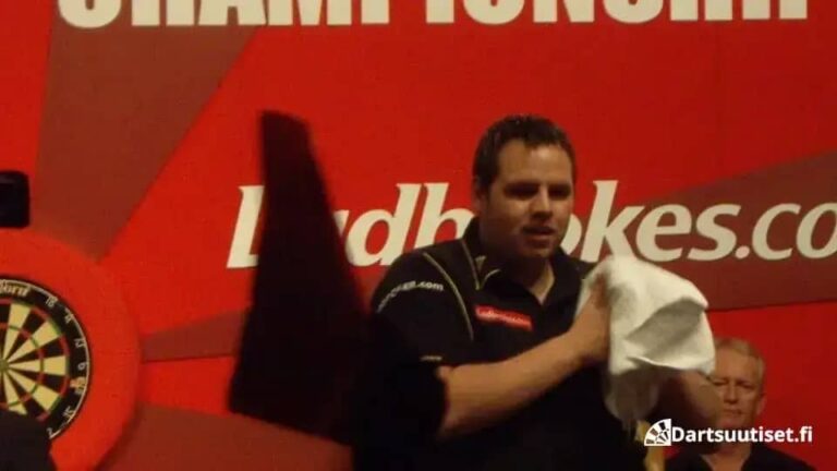 Adrian Lewis PDC:n MM-kisoissa Alexandra Palacessa Lontoossa 2010.