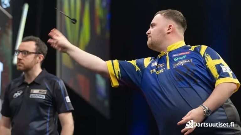 Luke Littler heittää Premier League Dartsissa Berliinissä 26.3.2026.