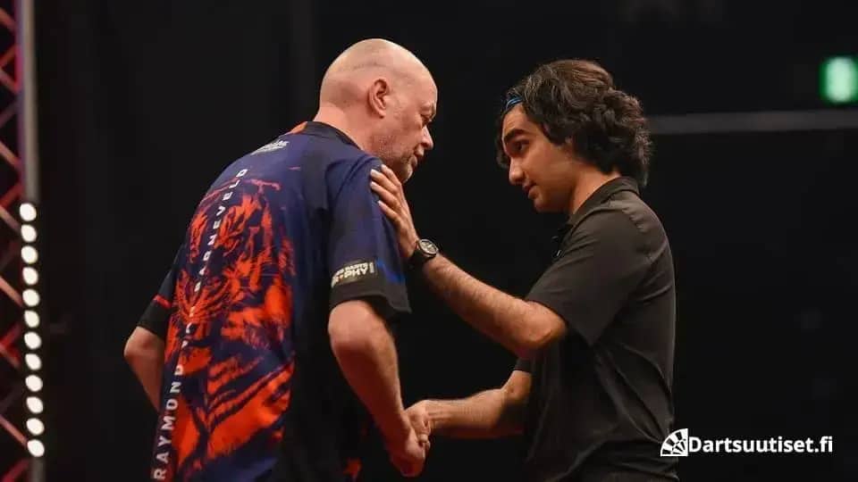 Swiss Darts Trophy St. Jakobshallessa, kättely lavalla.