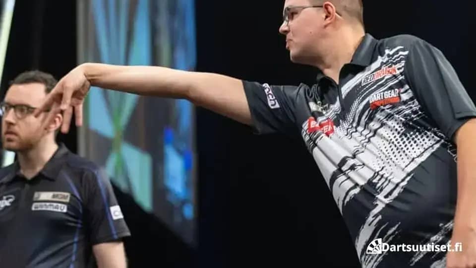Gian van Veen heittää Premier League Dartsissa Berliinissä 26.3.2026.
