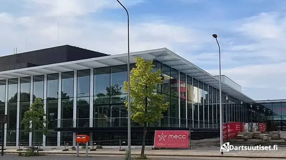 MECC Maastrichtin lasijulkisivu kadulta, Dutch Darts Championshipin pelipaikka.
